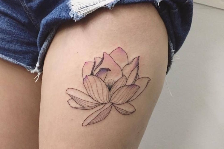 On craque pour le tatouage fleur et son infinité de déclinaisons