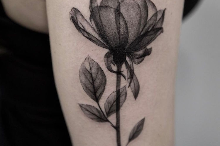 On craque pour le tatouage fleur et son infinité de déclinaisons