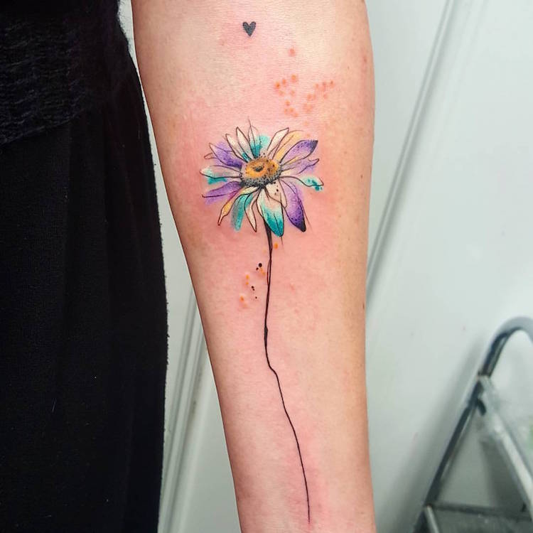 tatouage fleur marguerite aquarelle avant bras