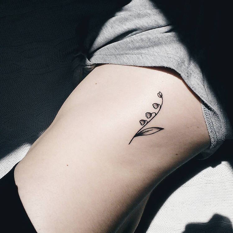 tatouage fleur muguet hanche idee tatouage discret femme