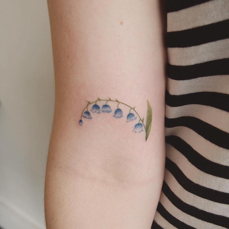 tatouage fleur muguet idee tatouage discret femme