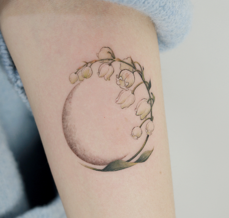 tatouage fleur muguet lune bras