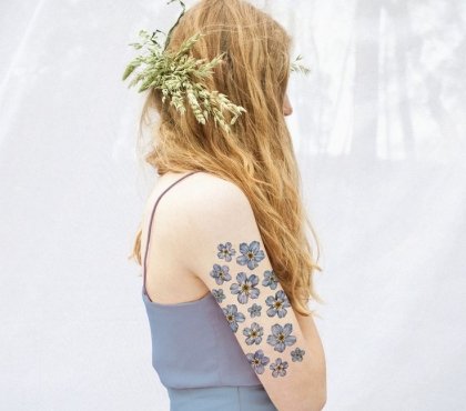 tatouage fleur myosotis bras