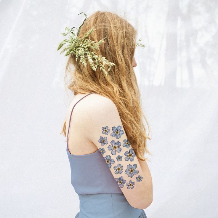 tatouage fleur myosotis bras