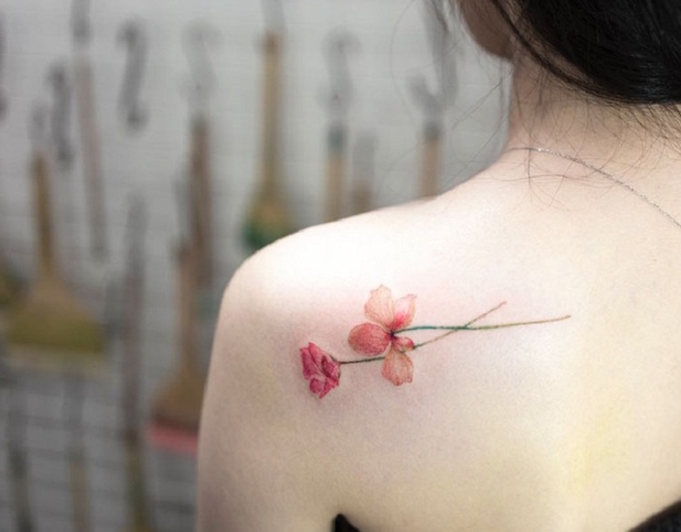 tatouage fleur omoplate rose rouge