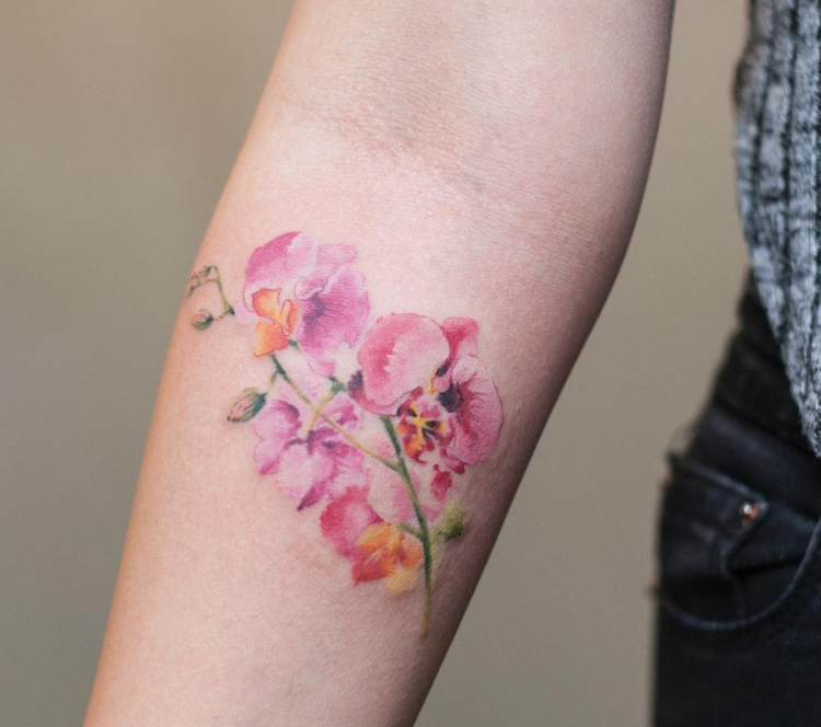 tatouage fleur orchidee avant bras watercolor