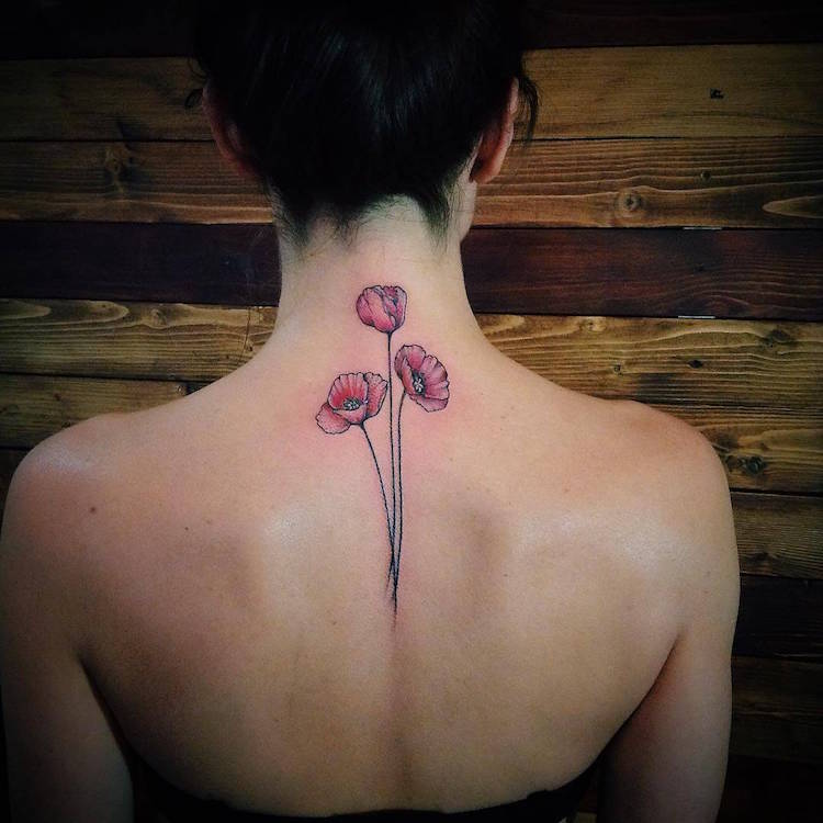 tatouage fleur pavot dos nuque femme