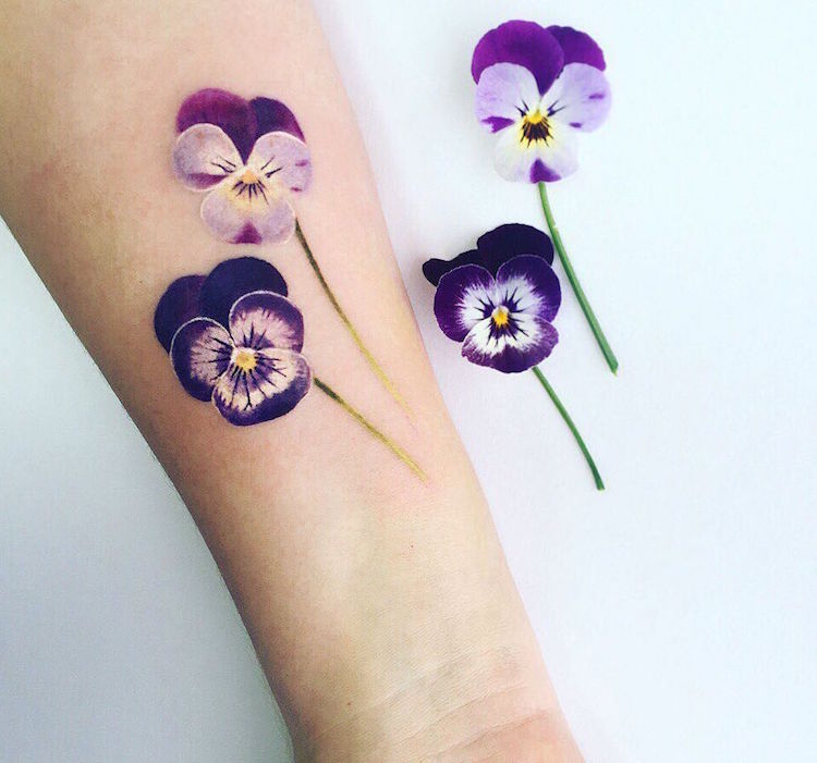 tatouage fleur pensee avant bras