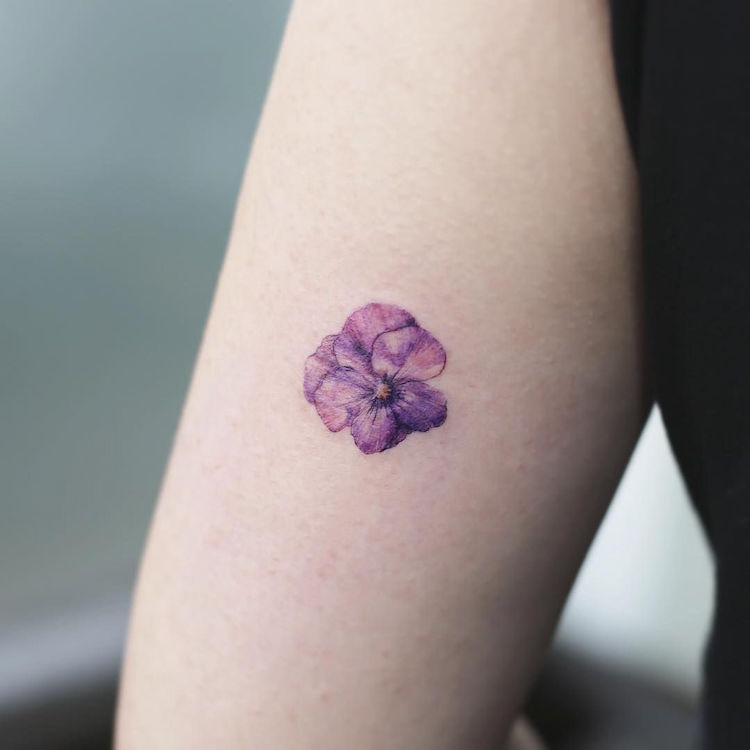 tatouage fleur pensee delicate bras