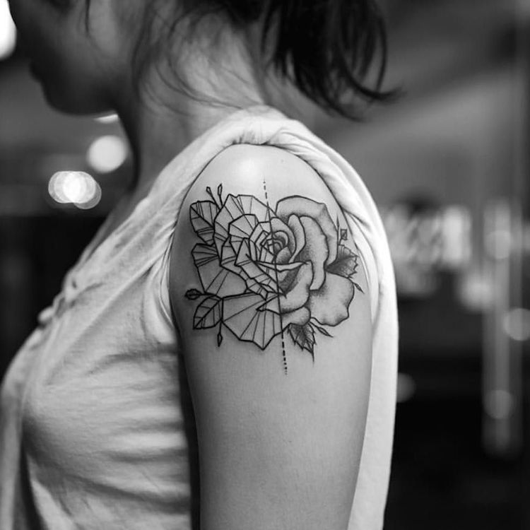tatouage fleur rose geometrique epaule