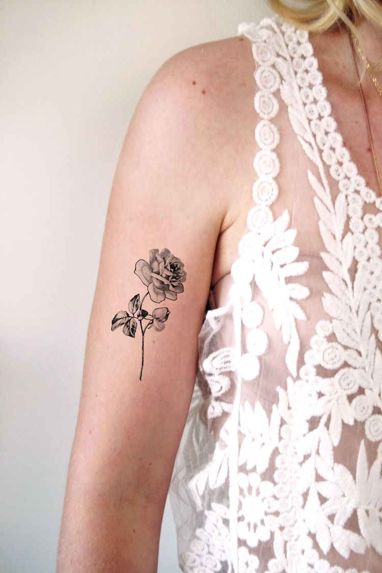 tatouage fleur rose noire bras biceps femme