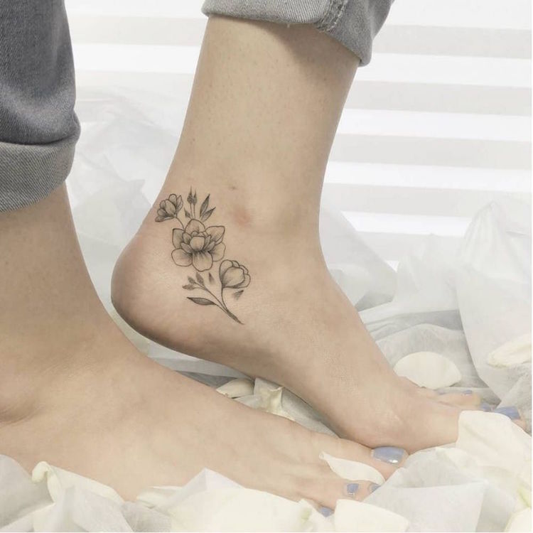 tatouage fleur rosier sauvage cheville tatouage delicat femme