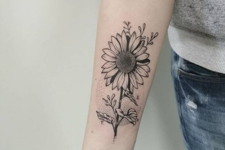 On craque pour le tatouage fleur et son infinité de déclinaisons