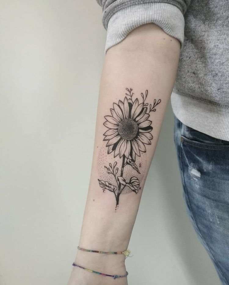tatouage fleur tournesol avant bras femme