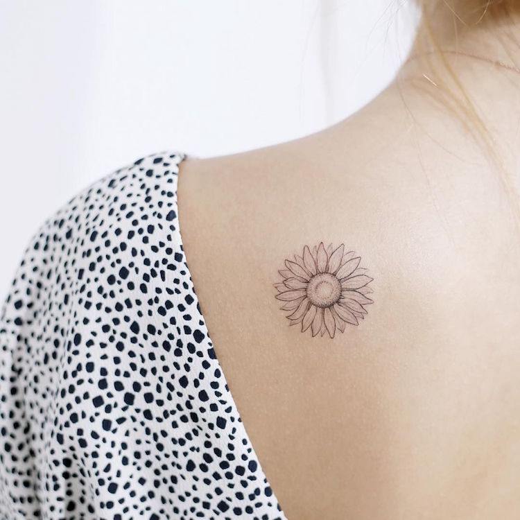 tatouage fleur tournesol omoplate