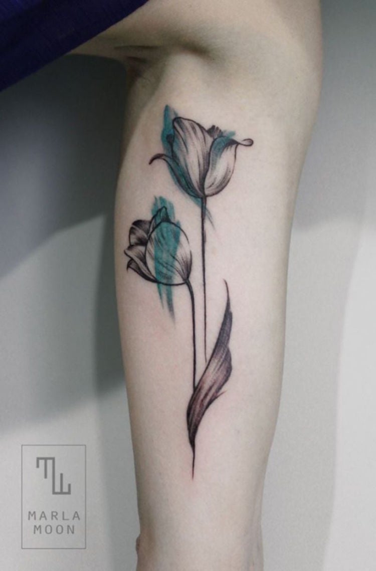 tatouage fleur tulipe style watercolor mollet