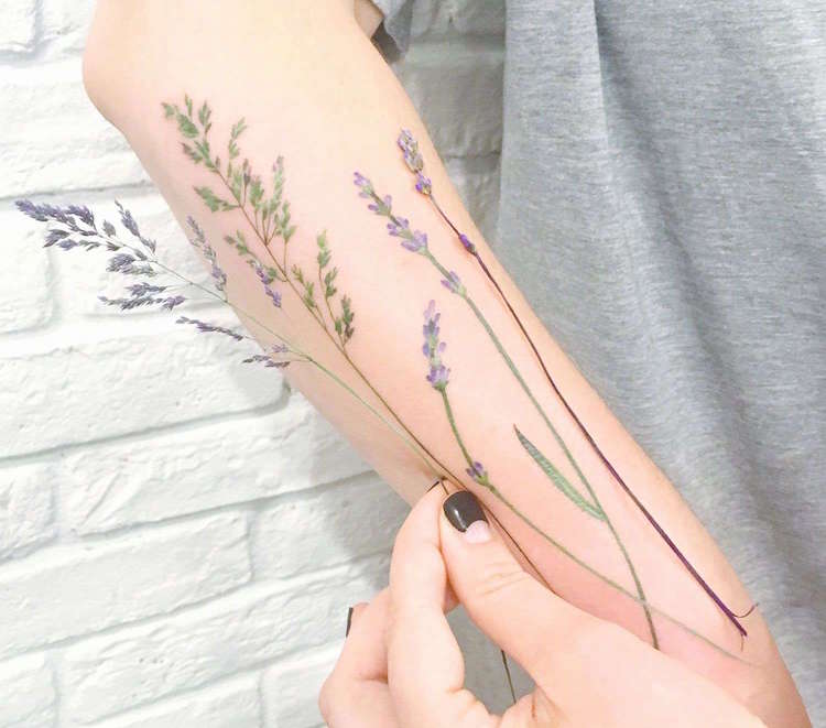 tatouage fleurs champs avant bras