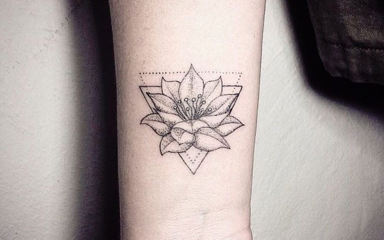 On craque pour le tatouage fleur et son infinité de déclinaisons