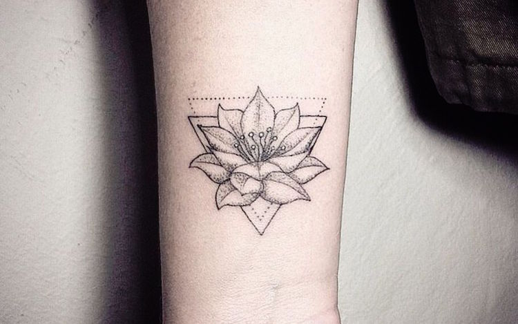 tatouage geometrique fleur lys pointillisme