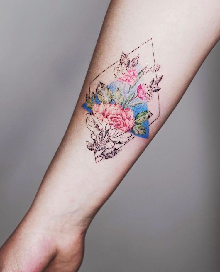 tatouage pivoines triangle avant bras femme