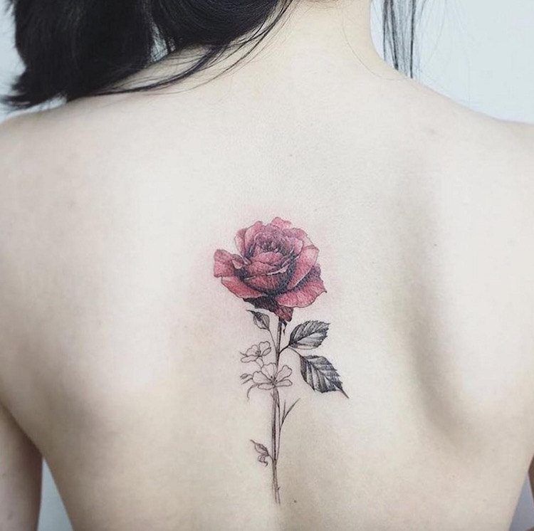 tatouage rose dos femme
