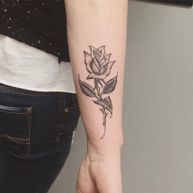 tatouage rose poignet