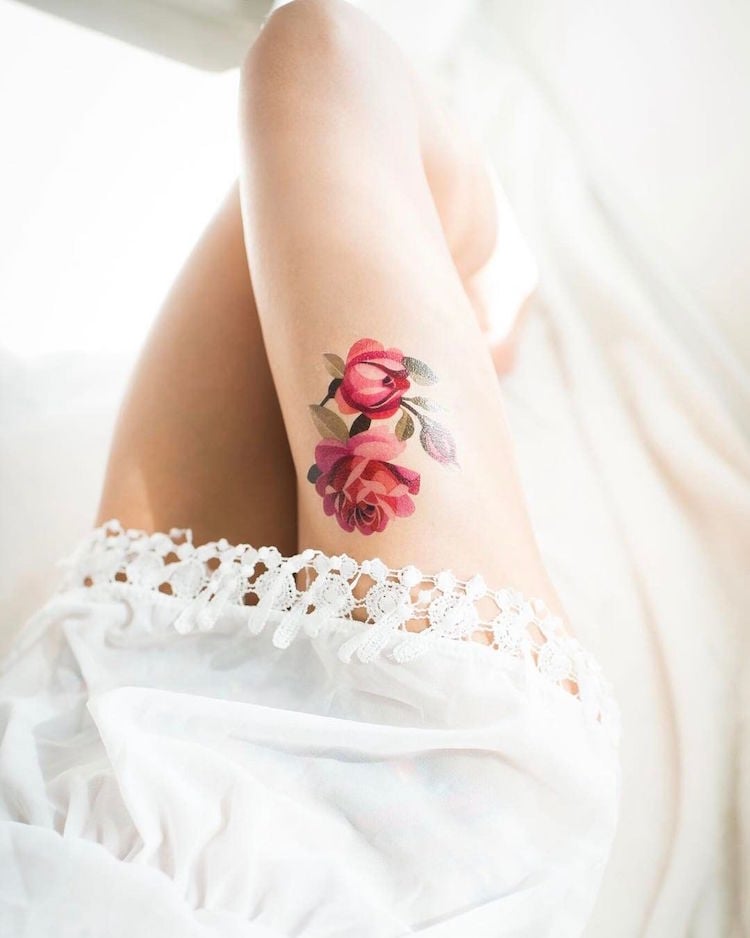 tatouage rose rouge cuisse