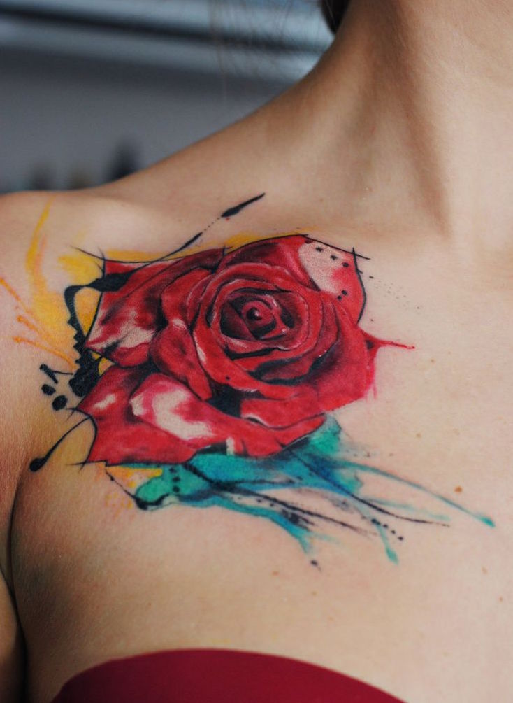 tatouage rose watercolor clavicule