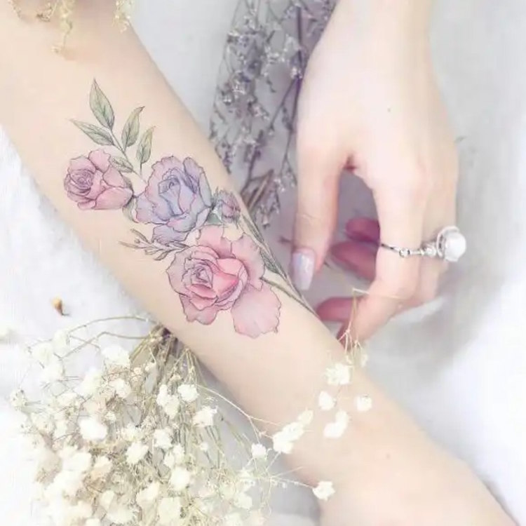tatouage roses watercolor tatouage bras femme