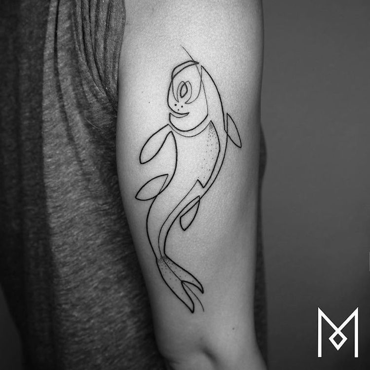 tatouage tendance en ligne continue unique - poisson sur le bras