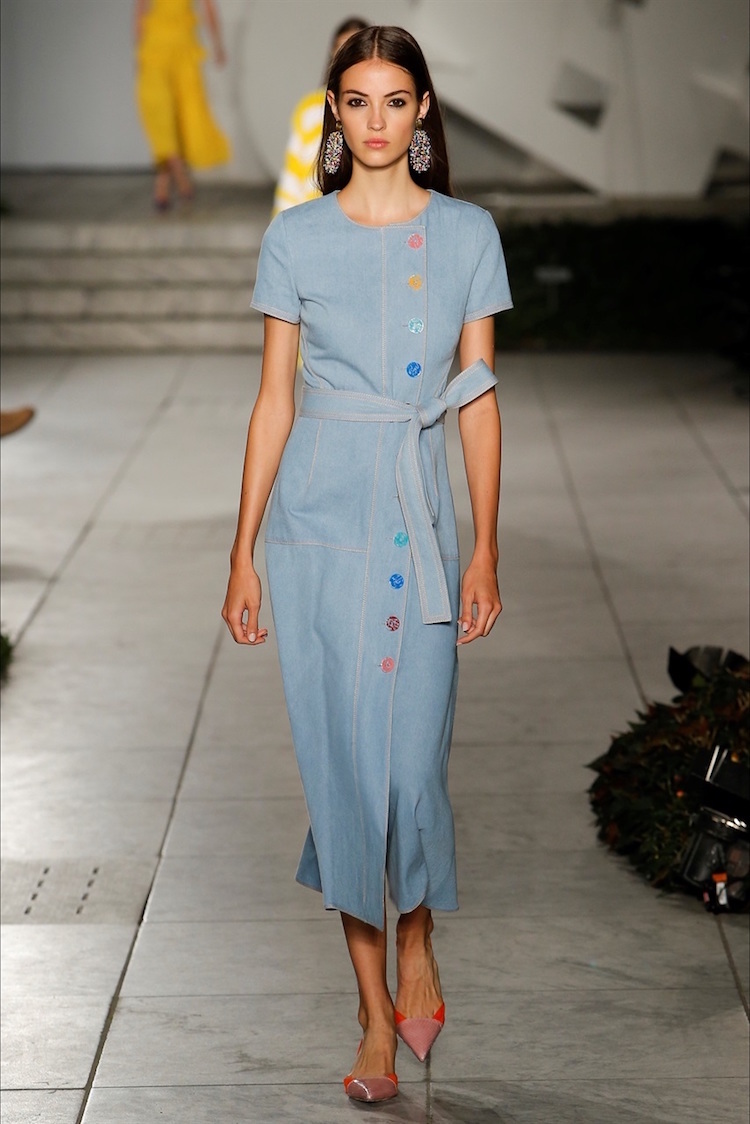 tenue été femme 2018 - robe dénim boutons asymétriques Carolina Herrera