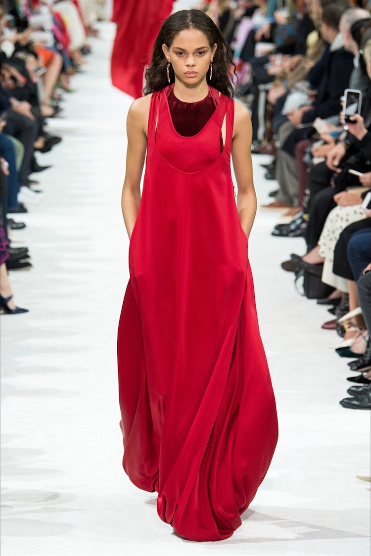 tenue d'été femme 2018 - robe rouge écarlate trainant sur le sol par Valentino