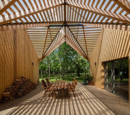 terrasse bois toit géométrique jeu de lumière et d'ombre