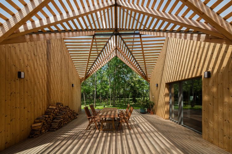 terrasse bois toit géométrique jeu de lumière et d'ombre