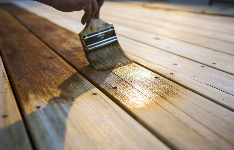 terrasse en bois naturel conseils utiles protection huile lin