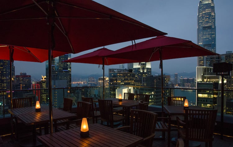 toit terrasse aménagé en restaurant panoramique - CE LA VI à Hong Kong