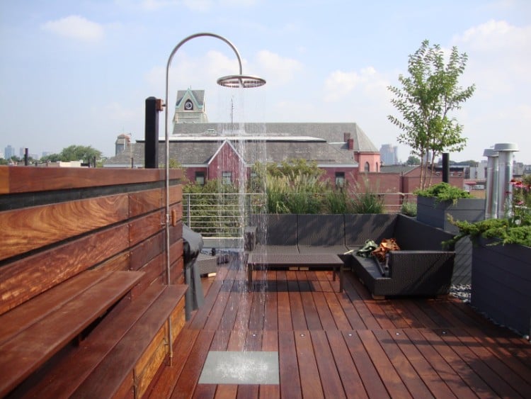 toit terrasse avec douche extérieure ambiance moderne paysage urbain