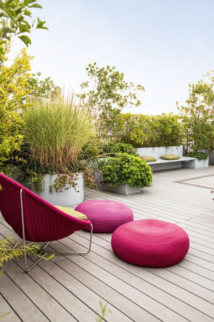 toit terrasse moderne avec ameublement design galettes chaise parquet sol végétation
