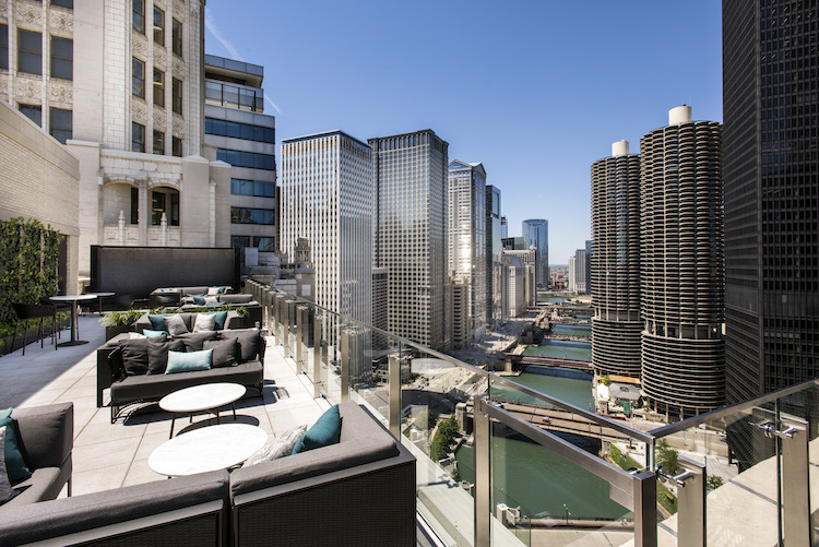toit terrasse modrne de LH Rooftop Bar avec vue sur la rivière de Chicago