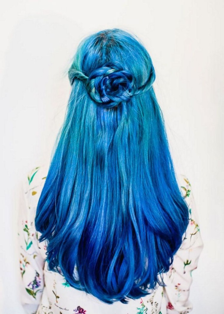 tresse cheveux en forme de fleur cheveux bleus