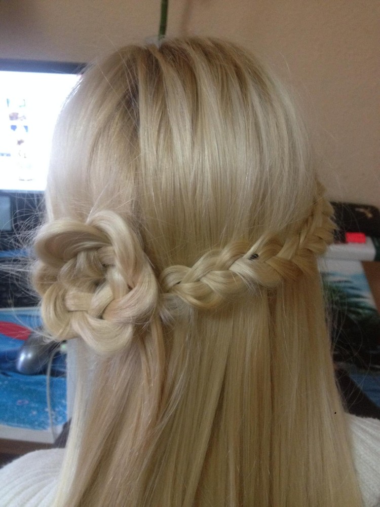 tresse cheveux en forme de fleur cheveux blonds