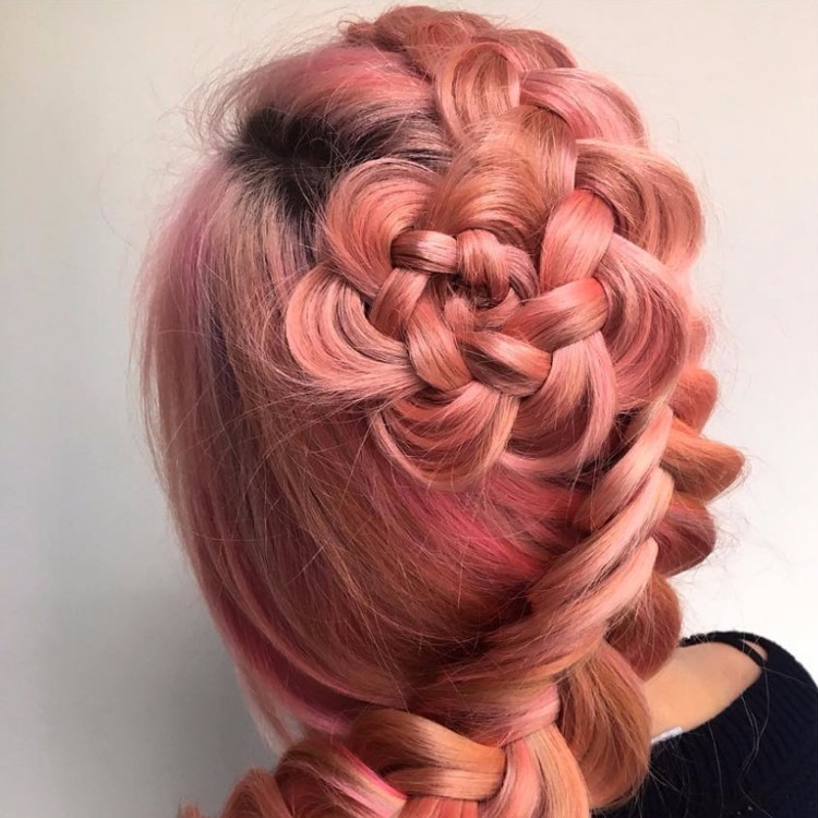 tresse cheveux en forme de fleur cheveux roses