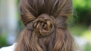 tresse cheveux en forme de fleurs