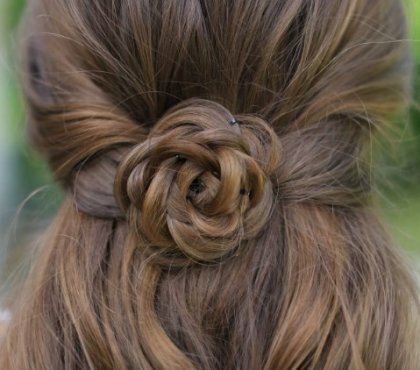 tresse cheveux en forme de fleurs