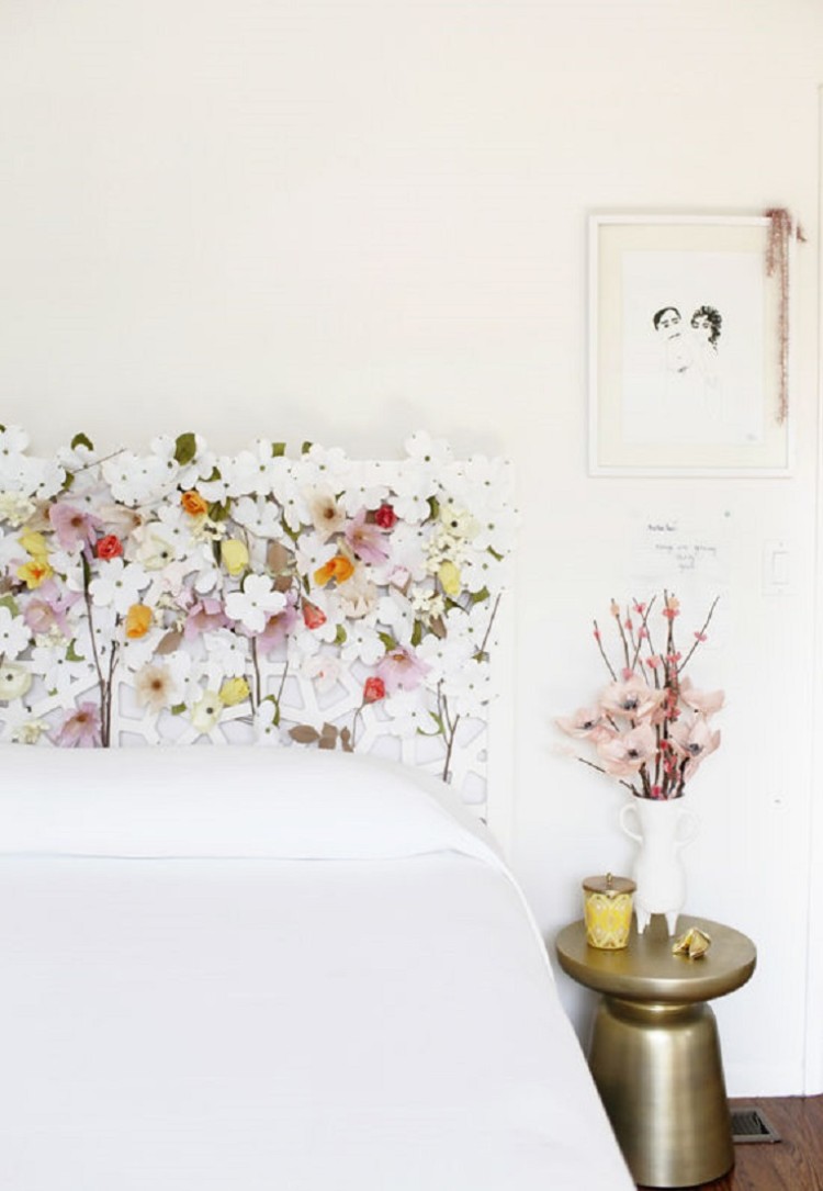 tête de lit décorée de fleurs DIY
