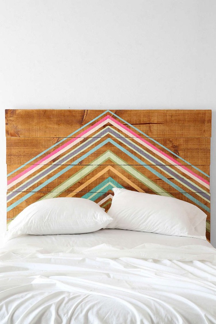 tête de lit en bois formes géométriques colorées