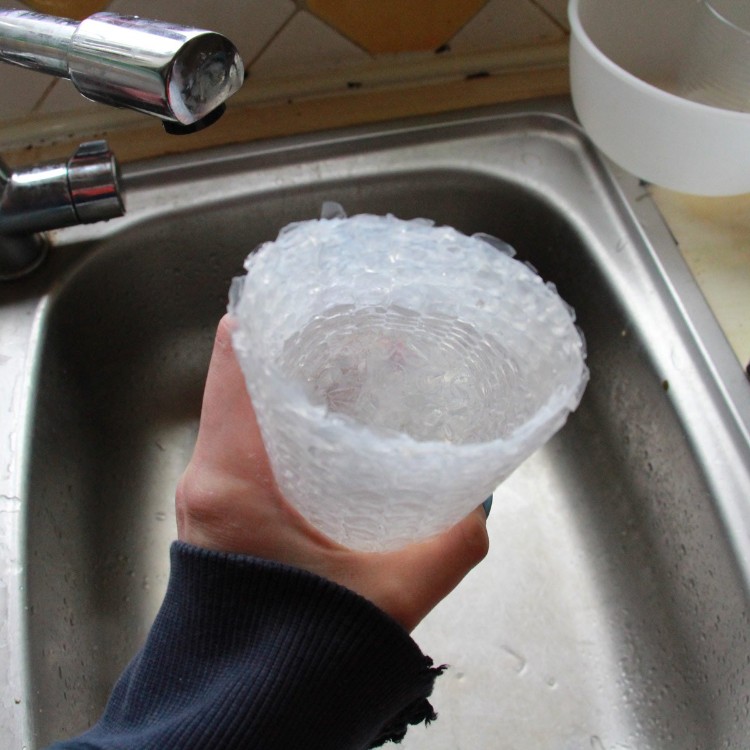 verre en plastique DIY réalisé avec papier à bulles