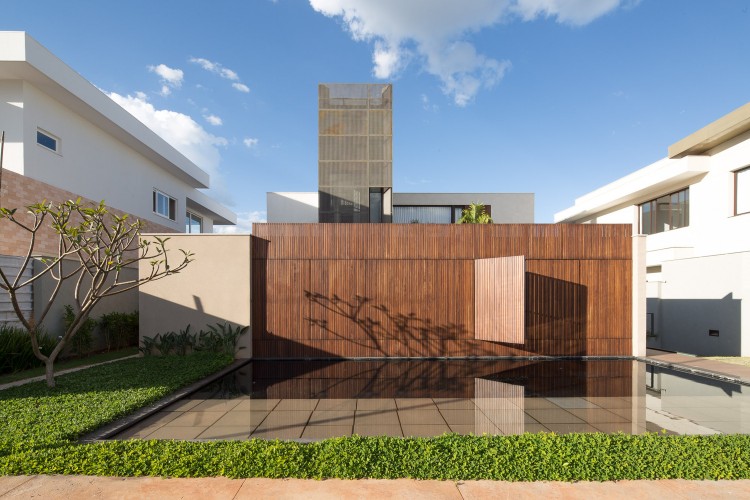 volet coulissant extérieur contemporain en bois villa design Brésil trois niveaux habitation familiale privée