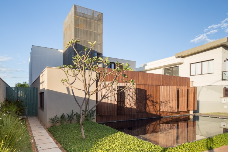 volet coulissant extérieur design aménagement extérieur moderne maison architecte brésilienne