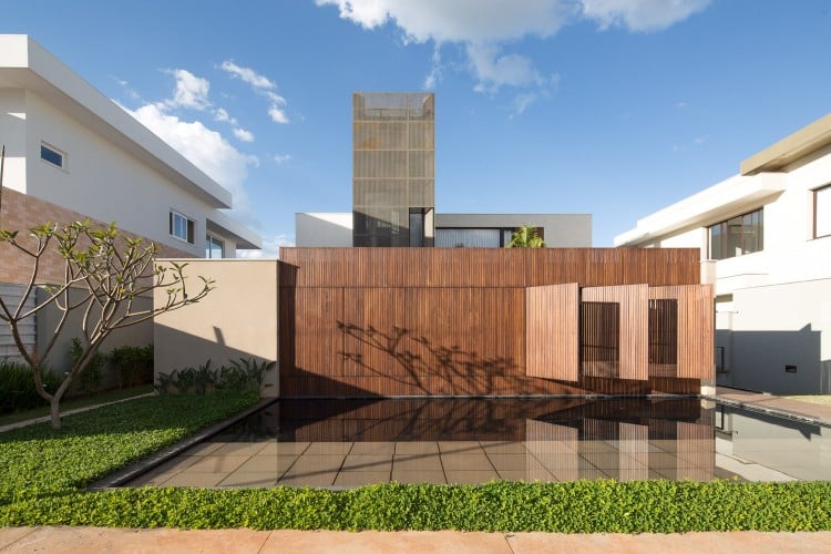 volet coulissant extérieur design conçu sur mesure habitation privée contemporaine Brésil